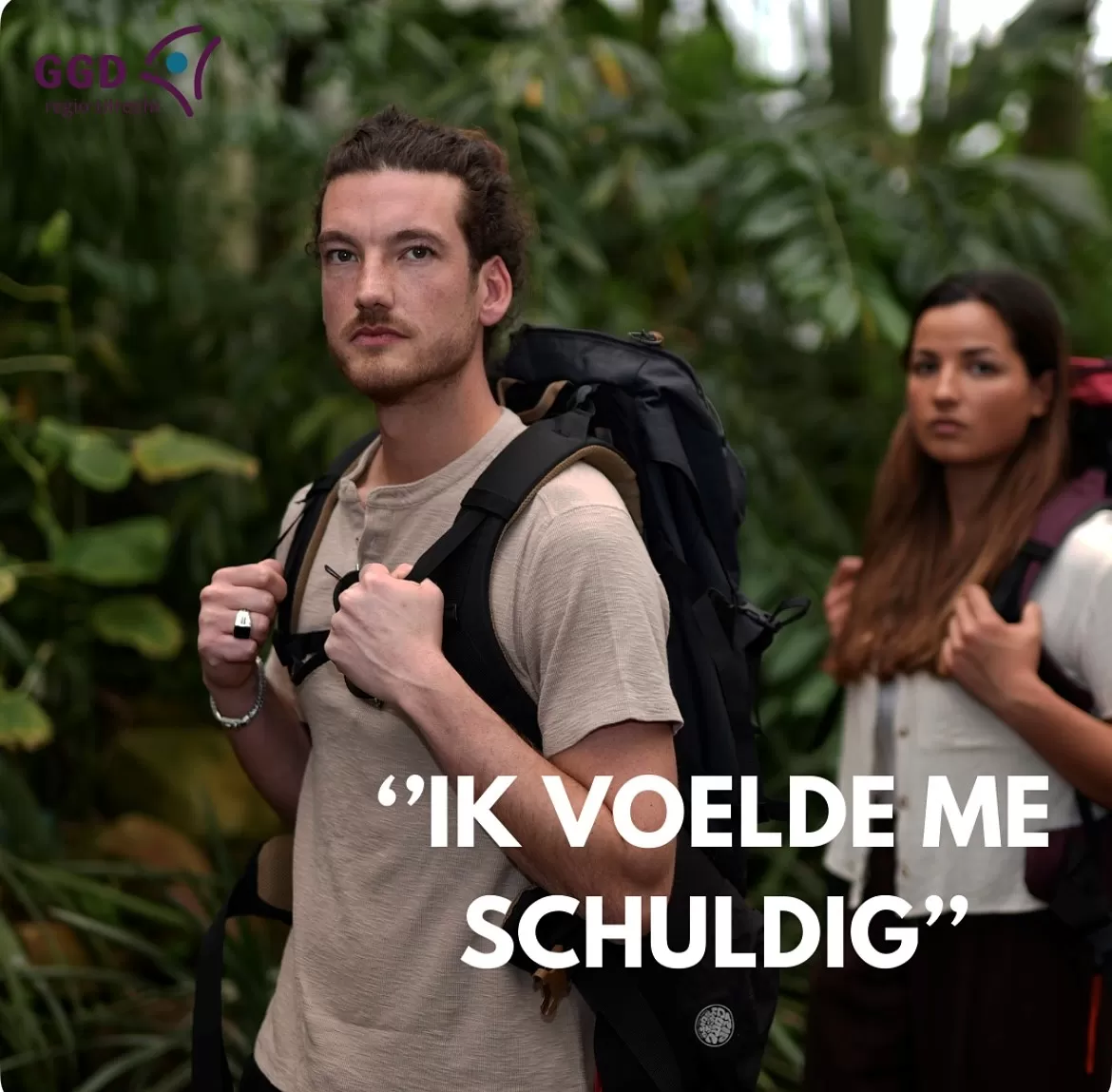Jonge man en jonge vrouw met rugzakken staan in een jungle-achtige omgeving en kijken in de camera. Het bijschrift is 'Ik voelde me schuldig'.
