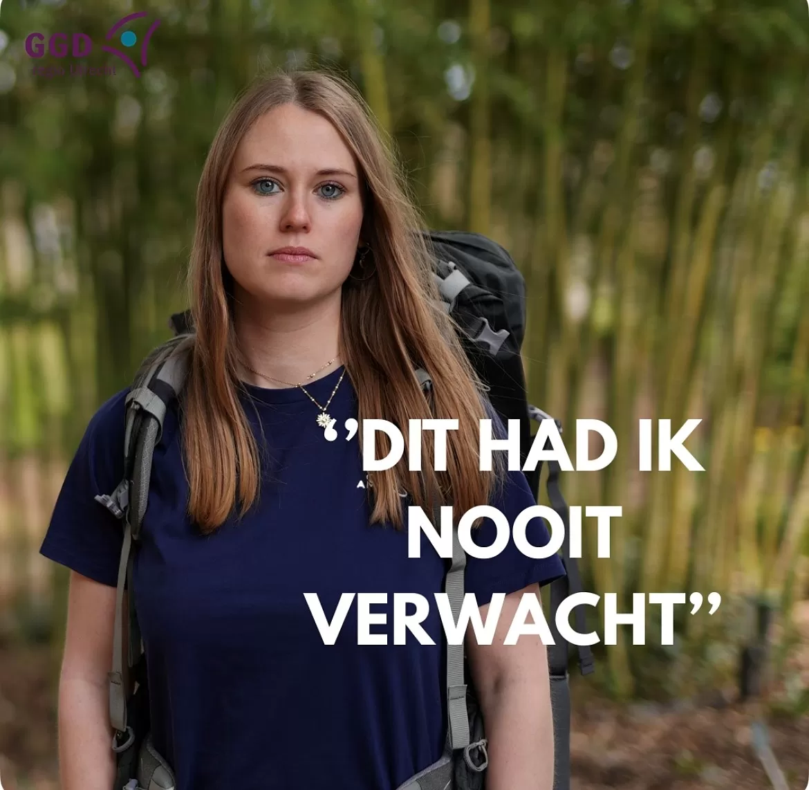 Jonge vrouw met rugzak staat in een jungle-achtige omgeving en kijkt in de camera. Het bijschrift is 'Dit had ik nooit verwacht'.