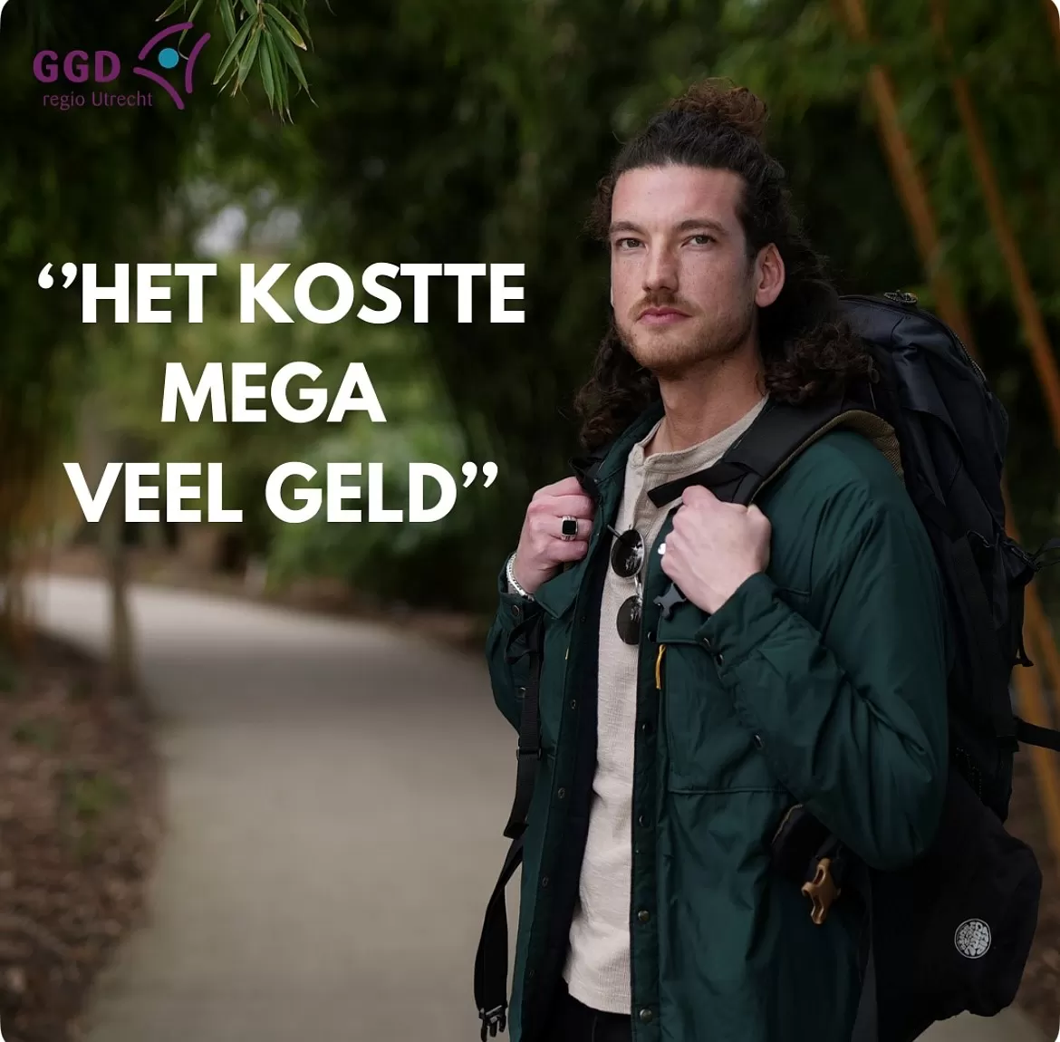 Jonge man met rugzak staat in een jungle-achtige omgeving en kijkt in de camera. Het bijschrift is 'Het kostte mega veel geld'.