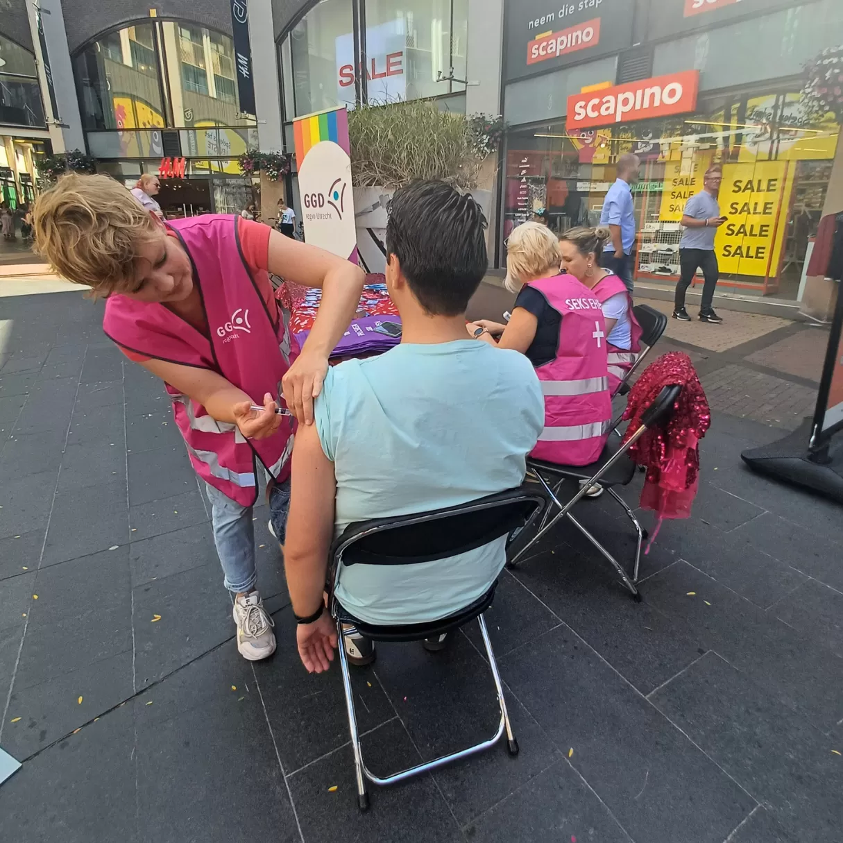 Tijdens de Pride op 11 juli in Amersfoort vaccineerden medewerkers van team Seksuele Gezondheid bezoekers tegen hepatitis B en mpox, en gingen zij in gesprek over het bredere aanbod van GGDrU.