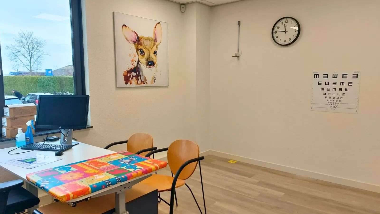 Interieur van een spreekkamer op het consultatiebureau in Lopik. Aan de muur hangt een schilderij van een hertje.